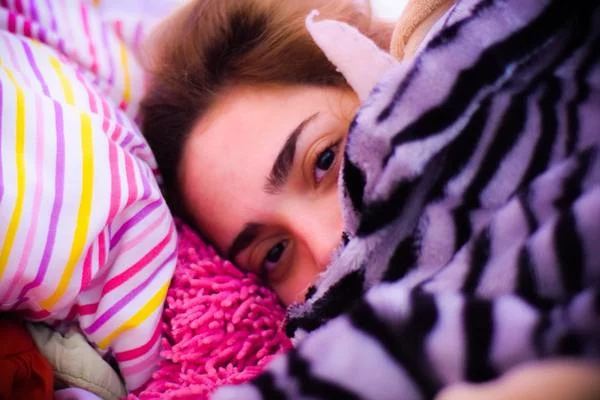 Pros and Cons of a Weighted Blanket - AmyandRose Blanket