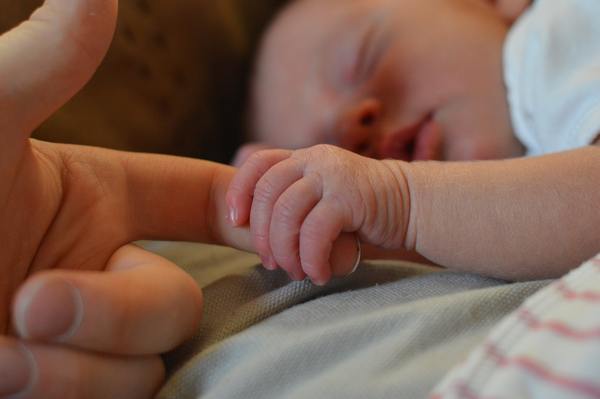 what-to-pack-in-diaper-bag-for-hospital-camera-phone-photoshoot-amy&rose