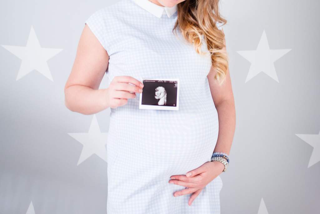 Pregnant lady with sonography