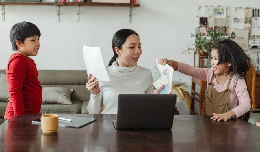 Striking a Balance Between Working from Home and Parenting Young Children - AmyandRose How to achieve balance between work and parenting