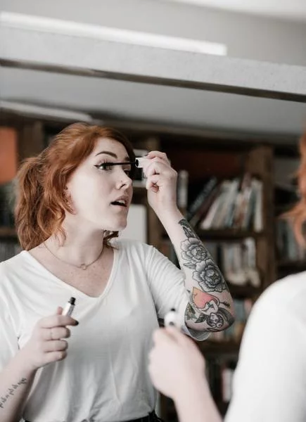 November Beauty news you don´t want to miss - AmyandRose Doing her eyes