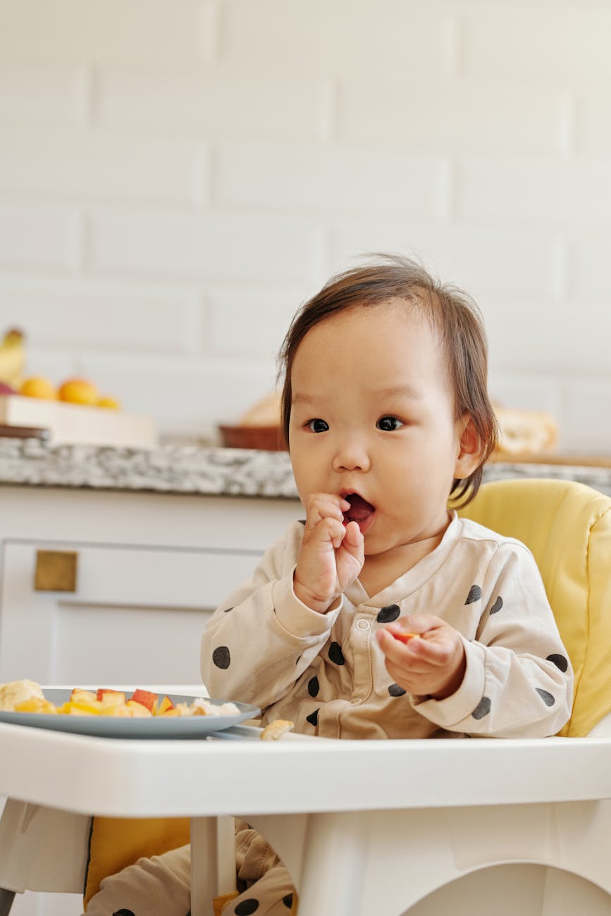 baby led weaning vs purees illustration for Baby-Led Weaning vs Purees: Which Is Best?