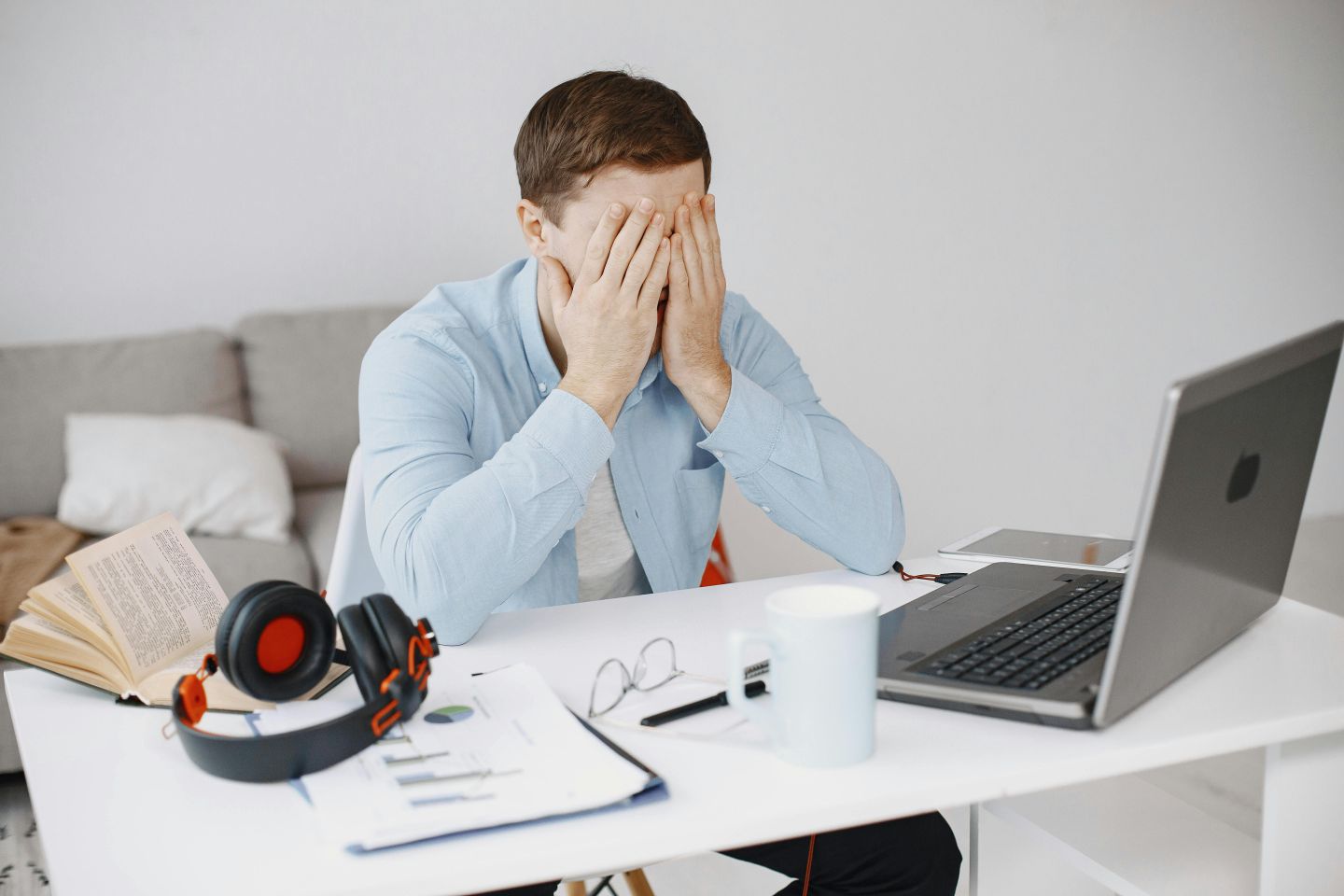 Daily Eye Care Tips for Men With Screen-Heavy Jobs