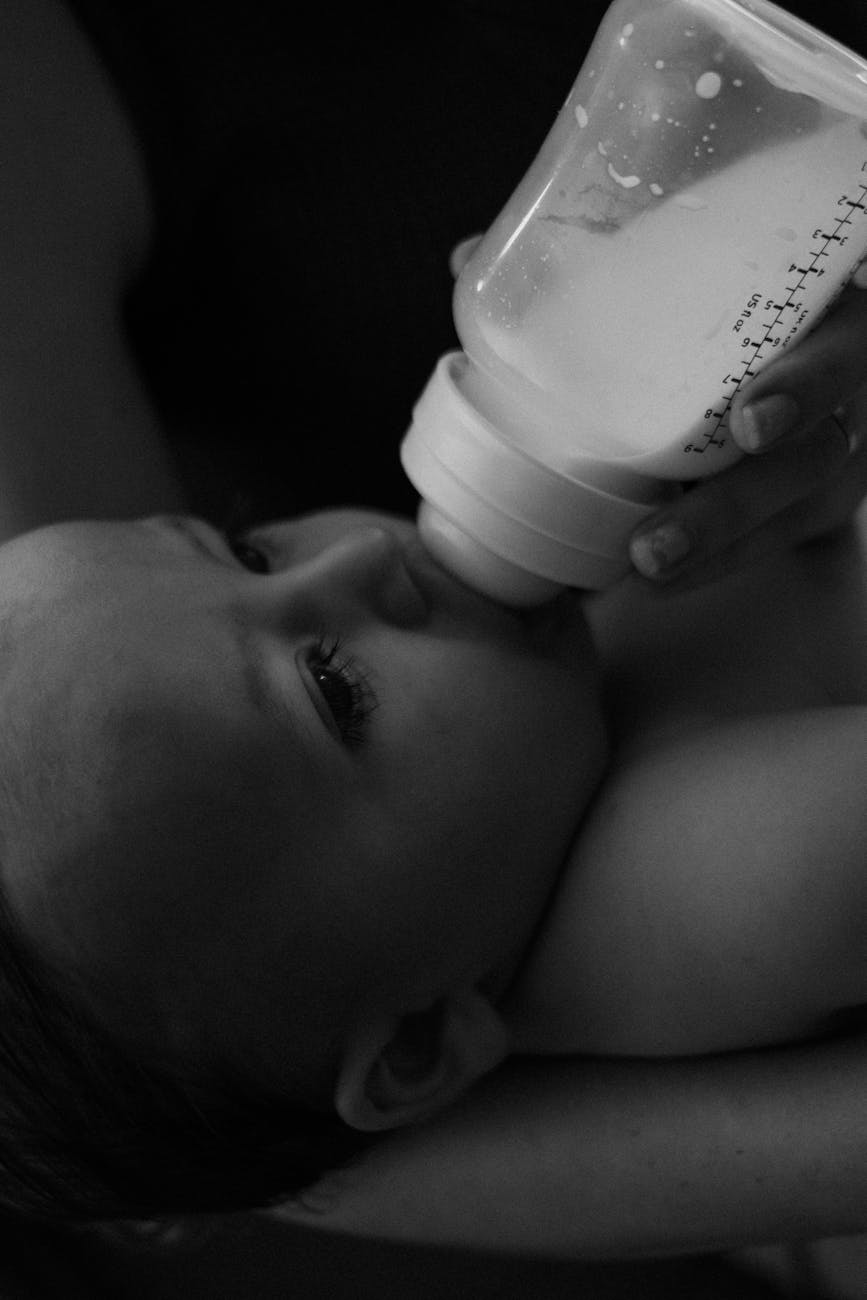 Illustration of Formula Feeding Guide: Amounts, Schedule, and Tips