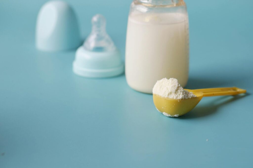 Illustration of Formula Feeding Guide: Amounts, Schedule, and Tips