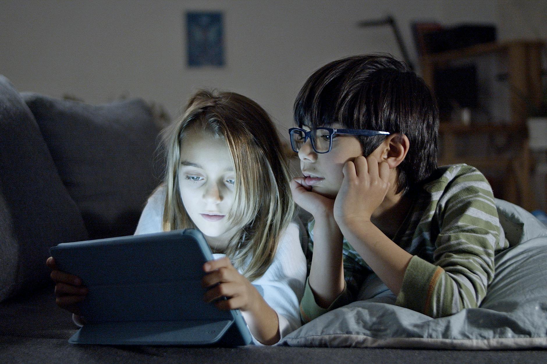 Illustration of How Much Screen Time for Kids by Age: Pediatrician Guide