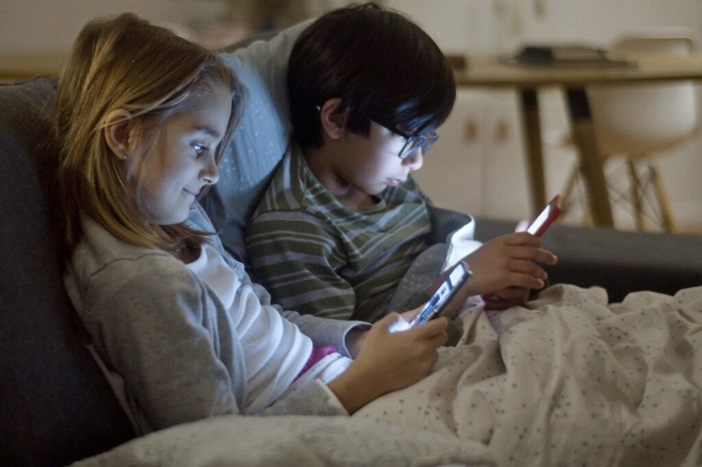 Illustration of How Much Screen Time for Kids by Age: Pediatrician Guide